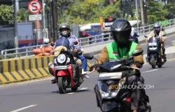 Sejumlah pemudik sepeda motor melintas di Jalan Soekarno-Hatta, Kota Bandung, Sabtu 14 Maret 2026. (Sumber: Ayobandung.com | Foto: Irfan Al-Faritsi)