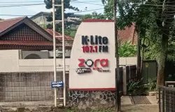Radio K-Lite FM beralamat di Jl. Sumur Bandung No. 12, tidak jauh dari Kampus ITB, Bandung. (Sumber: Dokumentasi Penulis)