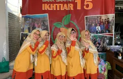 Inisiatif perempuan di Bank Sampah Ikhtiar RW 15 membuktikan bahwa pengelolaan sampah tidak hanya menjaga lingkungan, tetapi juga memperkuat kemandirian ekonomi keluarga. (Sumber: ayobandung.id | Foto: Ilham Maulana)