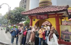 Berfoto di depan mesjid Al imtizaj jalan ABC kota Bandung. (Sumber: Dokumentasi Penulis)