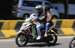 Sejumlah pemudik sepeda motor melintas di Jalan Soekarno-Hatta, Kota Bandung, Sabtu 14 Maret 2026. (Sumber: Ayobandung.com | Foto: Irfan Al-Faritsi)