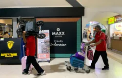 Mengangkat barang sekaligus memandu penumpang menjadi tugas keseharian para porter di Stasiun Bandung. (Sumber: ayobandung.id | Foto: Halwa Raudhatul)