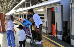 Calon penumpang Kereta Api Pasundan tambahan berjalan menuju gerbong di Stasiun Kiaracondong, Kota Bandung, Selasa 17 Maret 2026. (Sumber: Ayobandung.com | Foto: Irfan Al-Faritsi)