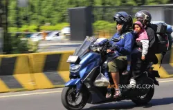 Sejumlah pemudik sepeda motor melintas di Jalan Soekarno-Hatta, Kota Bandung, Sabtu 14 Maret 2026. (Sumber: Ayobandung.com | Foto: Irfan Al-Faritsi)