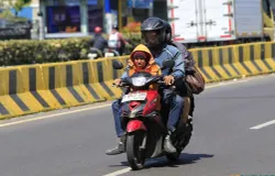 Pemudik sepeda motor melintasi Kota Bandung pada Sabtu, 14 Maret 2025, dengan pilihan perjalanan hemat dan berbagai konsekuensinya. (Sumber: ayobandung.id | Foto: Irfan Al Faritsi)
