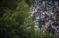 Ribuan umat muslim melaksanakan shalat Idul Fitri 1446 H di Lapangan Gasibu, Jalan Diponegoro, Kota Bandung, Senin 31 Maret 2025. (Sumber: Ayobandung.id | Foto: Kavin Faza)