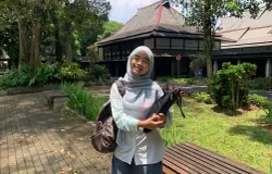 Mutiara Indah Lestari tetap tegar merayakan Lebaran di perantauan, menyimpan rindu untuk keluarganya di Padang (Sumber: ayobandung.id | Foto: Halwa Raudhatul)
