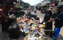 Darurat sampah di Bandung Raya menyusul peristiwa kebakaran di TPA Sarimukti. (Sumber: Ayobandung.com | Foto: Irfan Al-Faritsi)
