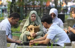 Warga berziarah di Tempat Pemakaman Umum Cikutra, Kota Bandung pada Sabtu, 21 Maret 2026. (Sumber: Ayobandung.com | Foto: Irfan Al-Faritsi)