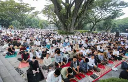Salat Idulfitri di Balai Kota Bandung Berlangsung Khidmat, Jadi Ajang Silaturahmi Warga. (Sumber: Ayobandung.id | Foto: Muslim Yanuar)