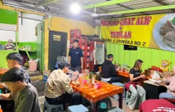 Suasana di bakso urat Alif usai Lebaran. (Sumber: ayobandung.id | Foto: Ilham Maulana)