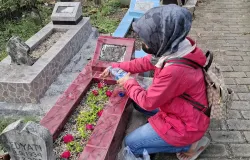 Nyekar ke makam orang tua dan kerabat saat lebaran (Sumber: dokpri | Foto: Totok Siswantara)