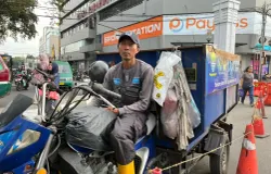 Agus Suheri bersama petugas kebersihan lainnya bekerja dalam tiga shift untuk menjaga kawasan alun-alun tetap bersih. (Sumber: ayobandung.id | Foto: Ilham Maulana)