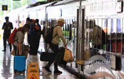 Sejumlah penumpang saat akan memasuki gerbong kereta api di Stasiun Bandung, Rabu 4 Desember 2024. (Sumber: Ayobandung.com | Foto: Irfan Al-Faritsi)