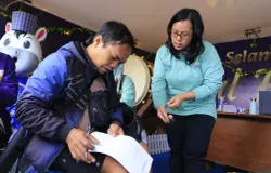 Petugas Dinas Kependudukan dan Pencatatan Sipil (Disdukcapil) melakukan pendataan terhadap pemudik yang baru tiba di Terminal Cicaheum, Kota Bandung, Selasa 24 Maret 2026. (Sumber: ayobandung.id | Foto: Irfan Al Faritsi)