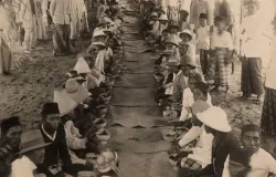 Sebuah potret yang menunjukkan tradisi makan bersama dalam acara halalbihalal tahun 1926. (Sumber foto: Delpher)