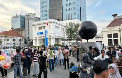 Wisatawan lokal memadati kawasan Alun-alun Kota Bandung pada libur lebaran. (Sumber: ayobandung.id | Foto: Ilham Maulana)