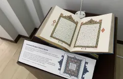 Mushaf Sundawi bukan sekadar Al-Qur’an, tetapi jejak budaya Sunda yang ditulis tangan dengan ketelatenan dan diwariskan dalam keheningan. (Sumber: ayobandung.id | Foto: Halwa Raudhatul)