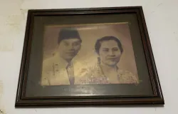 Foto Eros Saifullah dan istrinya yang meninggalkan Garut untuk merantau di Kota Bandung pascakemerdekaan Indonesia. (Sumber: ayobandung.id | Foto: Halwa Raudhatul)