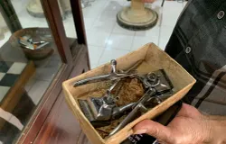 Alat cukur yang masih digunakan di Barbershop Sawargi. (Sumber: ayobandung.id | Foto: Halwa Raudhatul)