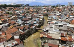 Sungai Cikapundung mengalir di sela pemukiman padat kawasan Tamansari, Bandung. (Sumber: Ayobandung.com | Foto: Irfan Al-Faritsi)