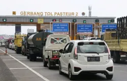 Antrean kendaraan mengular di Gerbang Tol Pasteur 2 pada musim libur Lebaran 2026. (Foto: Dok. PT. Jasa Marga (Persero) Tbk)