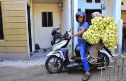 Warga menganyam daun kelapa menjadi cangkang ketupat di kawasan Blok Ketupat, Caringin, Kecamatan Babakan Ciparay, Kota Bandung. (Sumber: Ayobandung.com | Foto: Irfan Al-Faritsi)