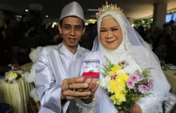 Pemerintah Kota Bandung menggelar nikah gratis bagi 10 pasangan dengan dengan berbagai fasilitas dalam rangka Hari Jadi Kota Bandung ke-215. (Sumber: Ayobandung.com | Foto: Irfan Al-Faritsi)