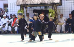 Masyarakat Adat Kampung Cireundeu Kota Cimahi saat menggelar Tradisi Tutup Taun 1957 dan Ngemban Taun 1 Sura 1958, Sabtu 3 Agustus 2024. (Sumber: Ayobandung.com | Foto: Irfan Al-Faritsi)