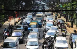 Kemacetan mengular di kawasan Dago, Kota Bandung, menjadi potret keseharian yang kian akrab bagi warga. (Sumber: ayobandung.id | Foto: Irfan Al Faritsi)