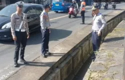 Luapan saluran drainase menyebabkan arus banjir deras menggenangi badan jalan di Cianjur. (Sumber: Dok. Satlantas Polres Cianjur)