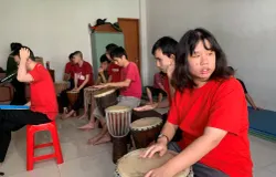 Livia bersama teman-temannya berlatih memainkan alat musik untuk membangun kepercayaan diri. (Sumber: ayobandung.id | Foto: Halwa Raudhatul)