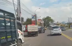 Antrean truk yang akan membeli solar subsidi di SPBU Nagreg mengular hingga ke jalan raya, Kamis (30/4/2026) siang. (Sumber: Facebook/Radio Elshinta 90FM)