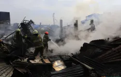 Petugas Damkar Kota Bandung melakukan pendinginan usai kebakaran kios barang bekas di Jalan Soekarno-Hatta, Kamis (26/3/2026) dini hari yang menghanguskan belasan bangunan tanpa korban jiwa. (Sumber: ayobandung.id | Foto: Irfan Al Faritsi)