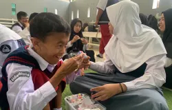 Suasana belajar di SLB ABCD Caringin, saat siswa difabel mengikuti kegiatan bersama dengan pendekatan yang disesuaikan dengan kebutuhan masing-masing. (Sumber: ayobandung.id | Foto: Halwa Raudhatul)