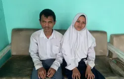 Fathur Rohman M. Farel dan Aulia Ramadhani, siswa SLB ABCD Caringin, menjalani proses belajar dengan cara masing-masing. (Sumber: ayobandung.id | Foto: Halwa Raudhatul)