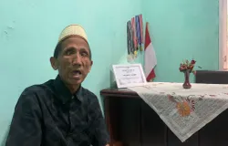 Tatang, pendiri SLB ABCD Caringin, mendedikasikan hidupnya untuk membuka akses pendidikan bagi anak-anak difabel di Kota Bandung. (Sumber: ayobandung.id | Foto: Halwa Raudhatul)