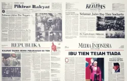 Halaman depan berbagai surat kabar nasional yang memberitakan wafatnya Ibu Tien Soeharto pada akhir April 1996. (Sumber: Dokumentasi Penulis | Foto: Kin Sanunbary)