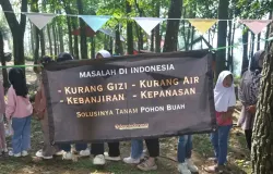 Sekolah Sabtu-Minggu Odesa di Cisanggarung Wetan, Sekebalingbing, Desa Cikadut, Kecamatan Cimenyan, Kabupaten Bandung. Antusias mereka untuk mengenal literasi lebih baik. Bekal mereka untuk tumbuh adaptif. (Foto: Agus Wahyudi)