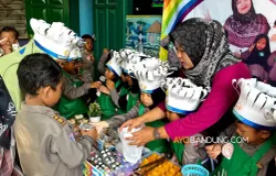 Sejumlah siswa berjualan aneka produk makanan saat acara Market Day di Padalarang, Kabupaten Bandung Barat, Selasa (5/12/2023) (Sumber: Ayobandung.com | Foto: Irfan Al-Faritsi)