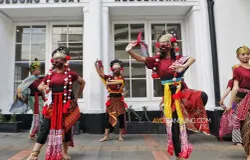 Penari membawakan tarian tradisional di Taman Braga dan depan Gedung YPK, Jalan Naripan, Kota Bandung, Rabu 29 April 2026. (Sumber: Ayobandung.com | Foto: Irfan Al-Faritsi)