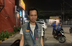 Sudah hampir 20 tahun Ade bekerja sebagai petugas parkir untuk menyambung hidup. (Sumber: ayobandung.id | Foto: Halwa Raudhatul)
