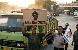 Ilustrasi sejumlah pengemudi truk logistik dan bus sedang memperingati hari buruh 1 Mei. (Sumber: Google Gemini, 2026)
