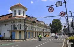 Pengendara melintas di Jalan Asia-Afrika, Kota Bandung, Selasa 21 April 2026. (Sumber: Ayobandung.com | Foto: Irfan Al-Faritsi)