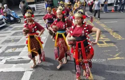 Penari membawakan tarian tradisional di Taman Braga dan depan Gedung YPK, Jalan Naripan, Kota Bandung, Rabu 29 April 2026. (Sumber: Ayobandung.com | Foto: Irfan Al-Faritsi)
