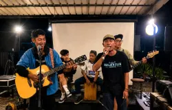 Live performance debut single D'Renced at Waroeng Bako Bandung. (Foto: Moga Yudha melalui Screenshoot Video)