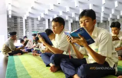 Sejumlah siswa Al Irsyad Satya Islamic School mengikuti tadarus Al-Quran di Masjid Al-Irsyad pada Kamis, 21 Maret 2024. (Sumber: Ayobandung.com | Foto: Irfan Al-Faritsi)