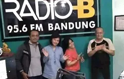 Penulis bersama para penyiar B-Radio Bandung. (Sumber: Dokumentasi Penulis | Foto: Kin Sanubary)