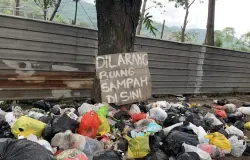 Tumpukan sampah di kawasan Jalan Siliwangi, Kecamatan Baleendah, Kabupaten Bandung, Jawa Barat, pada Kamis, 5 Maret 2026. (Sumber: Ayobandung.com | Foto: Toni Hermawan)