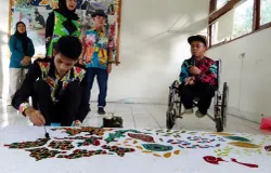 Nurdin (di kursi roda), penyandang polio, pertama kali datang ke GHD pada 2020. (Sumber: Ayobandung.id | Foto: Aris Abdulsalam)